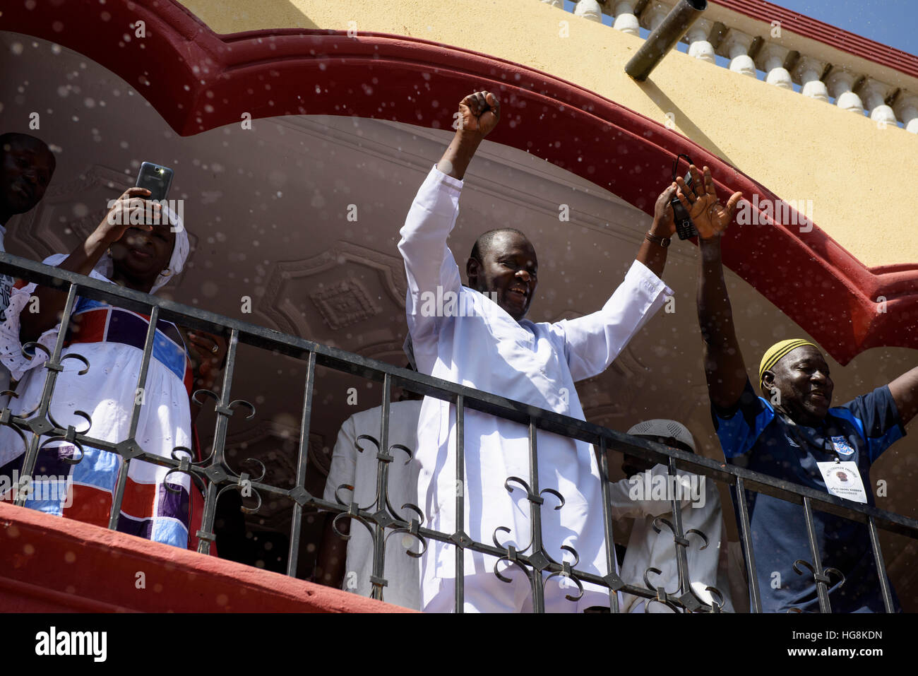 Mitglieder der Koalition 2016 werden um die Menge in Kololi nach gewählter Präsident Adama Barrow Sieg in den Umfragen unter Verzicht auf Stockfoto