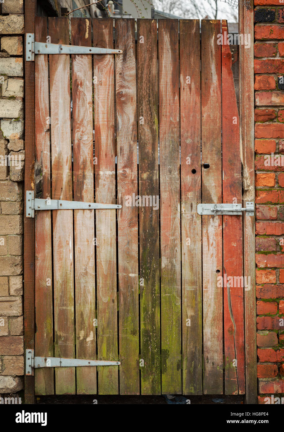 Bild der alten verwitterten Holz Gartentor. Stockfoto