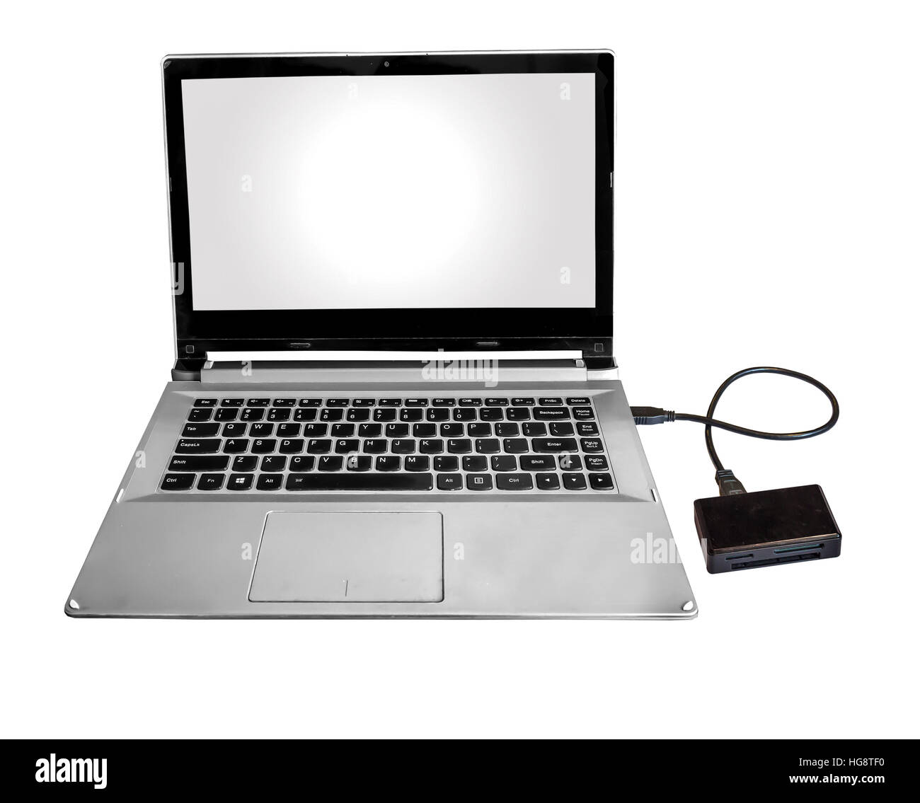 Flash und Micro-SD-Kartenleser verbunden mit Laptop pc über Daten-Akkord isoliert in weiß. Stockfoto