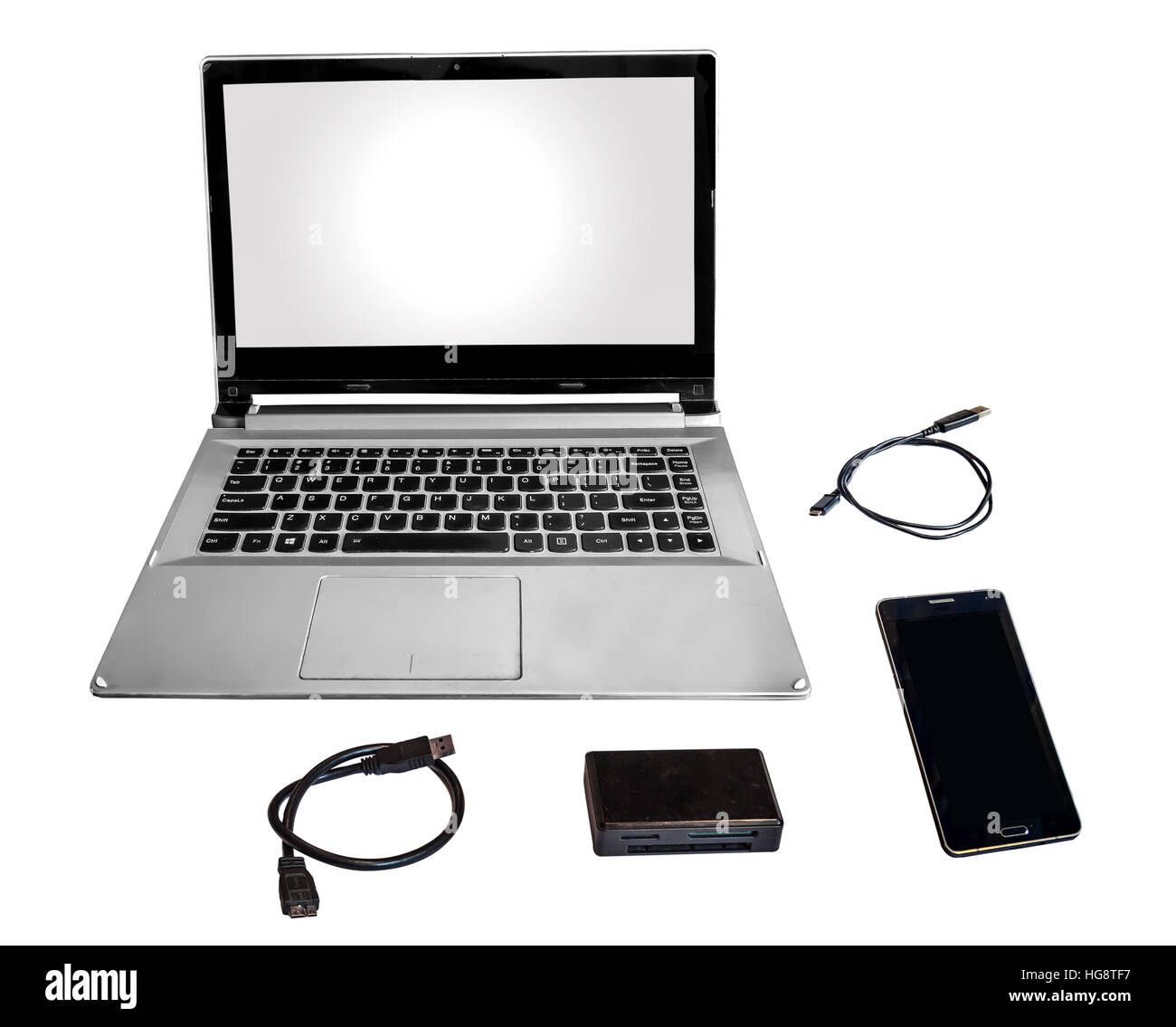 Laptop pc Smartphone mit Daten-Kabel-Card-Reader und Daten-Akkord in weißen Hintergrund isoliert. Stockfoto