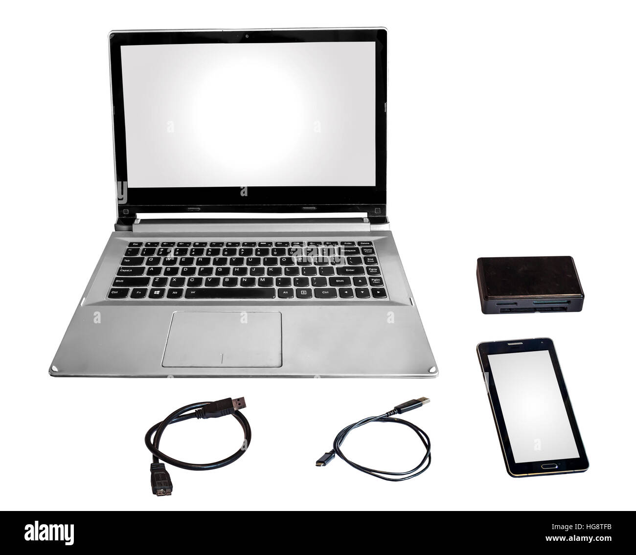Laptop Computer Smartphone (weißer Bildschirm) mit Daten Kabel-Card-Reader und Daten-Akkord in weißen Hintergrund isoliert. Stockfoto