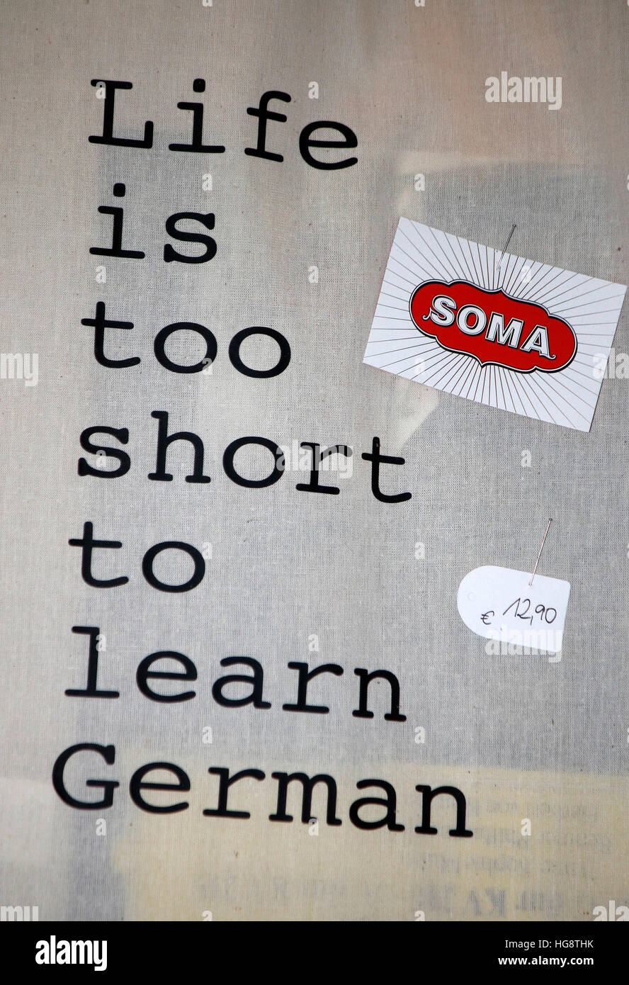 Plakat Mit Dem Slogan "Das Leben ist zu kurz, um Deutsch zu lernen", Das Logo der Marke "Soma", Berlin. Stockfoto