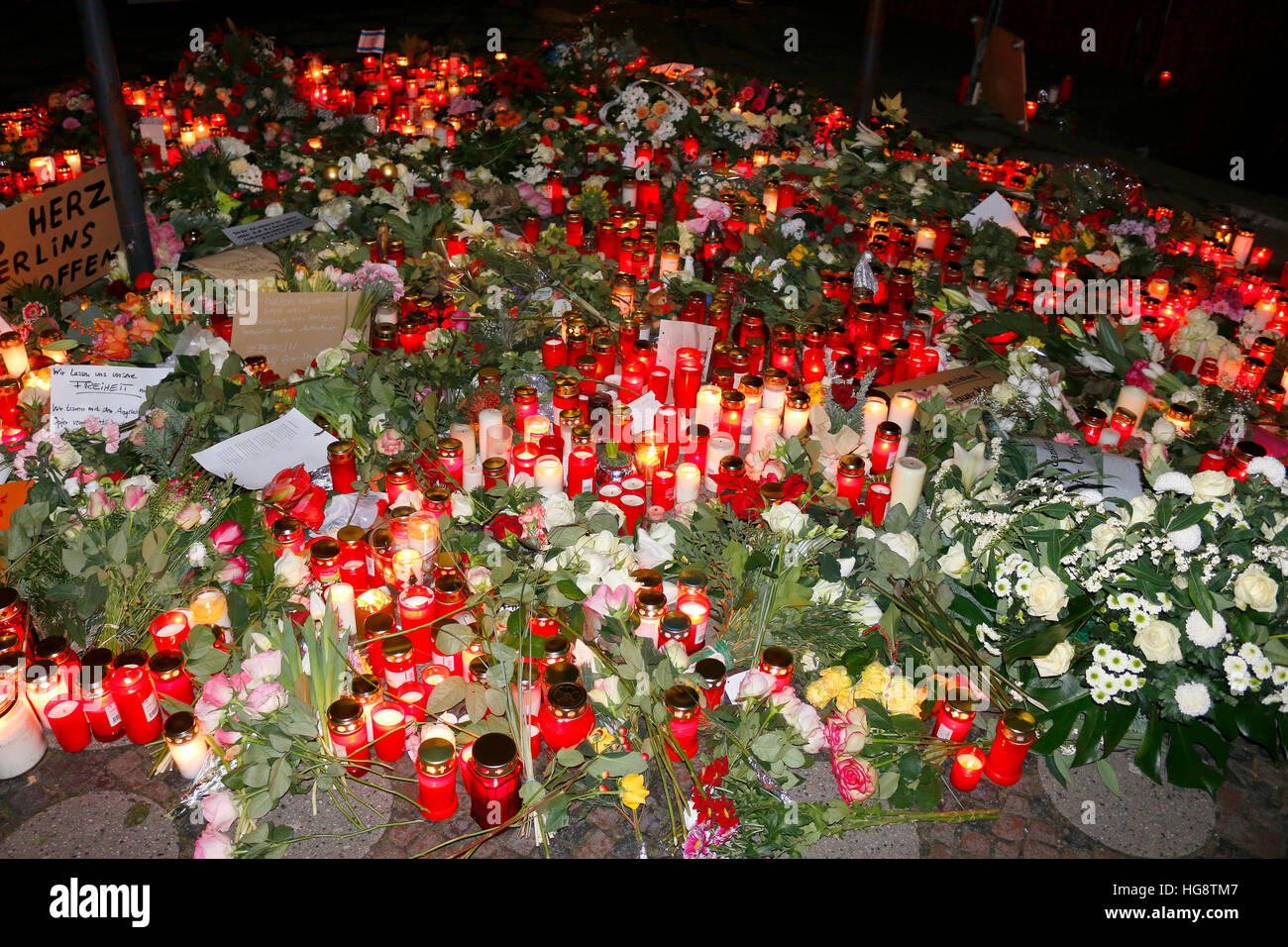 Impressionen: Blumen Und Kerzen als Zeichen von Trauer Und Anteilnahme Nach Dem Islamistischer Terroranschlag Auf Den Weihnachtsmarkt bin Breitscheidpl Stockfoto