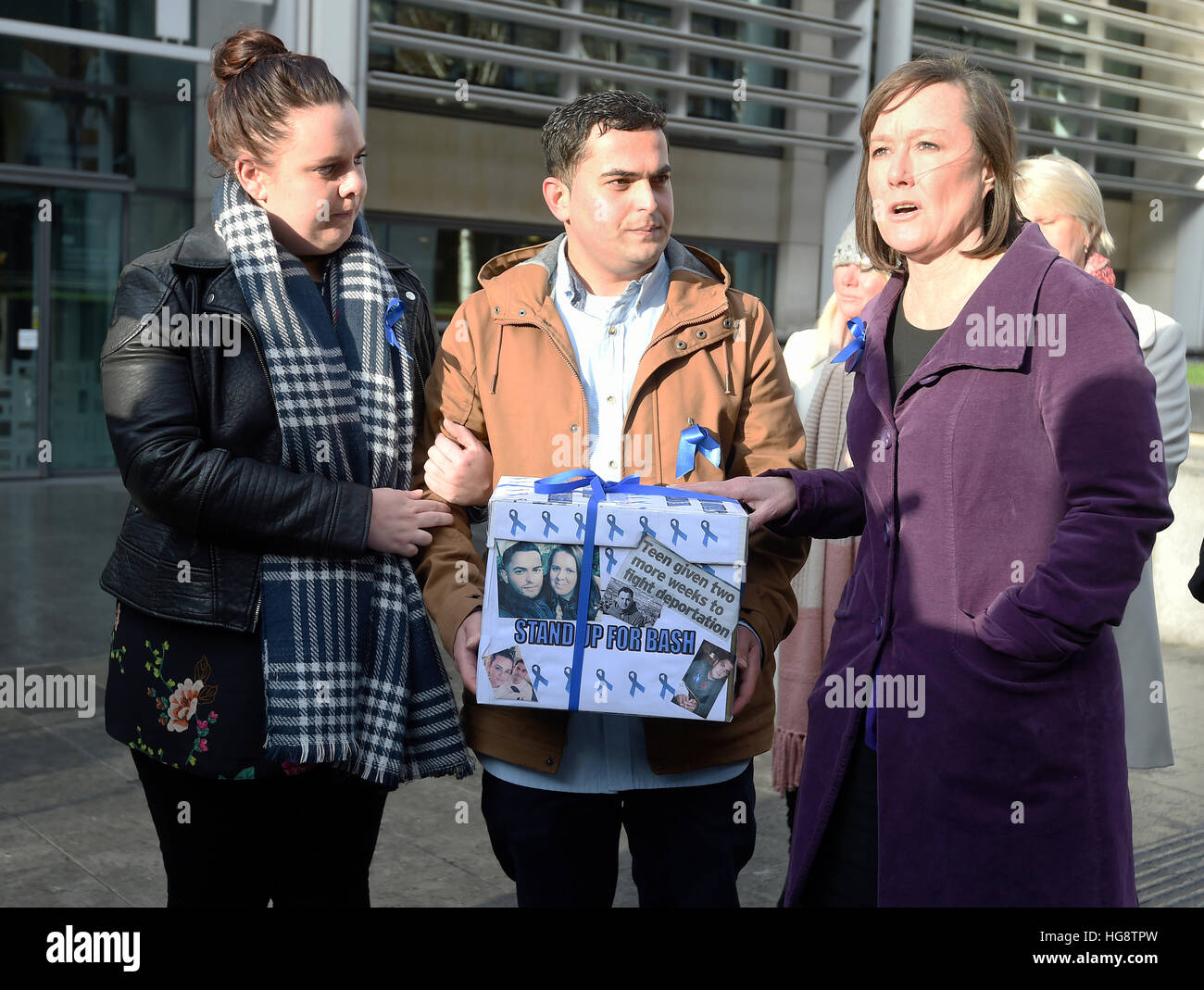 Schatten walisische Sekretärin Jo Stevens kommt im Home Office in London mit Bashir Naderi und seine Freundin Nicole Cooper (links), hält 14.000 Unterschriften und einen Brief an Amber Rudd, drängen sie, Herr Naderi, 19, erlauben die Abschiebung nach Afghanistan Gesichter, im Vereinigten Königreich zu bleiben. Stockfoto