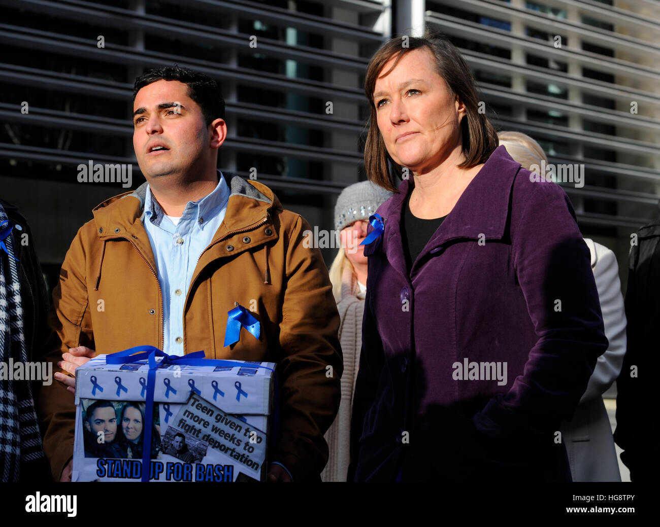 Schatten walisische Sekretärin Jo Stevens kommt im Home Office in London mit Bashir Naderi, hält