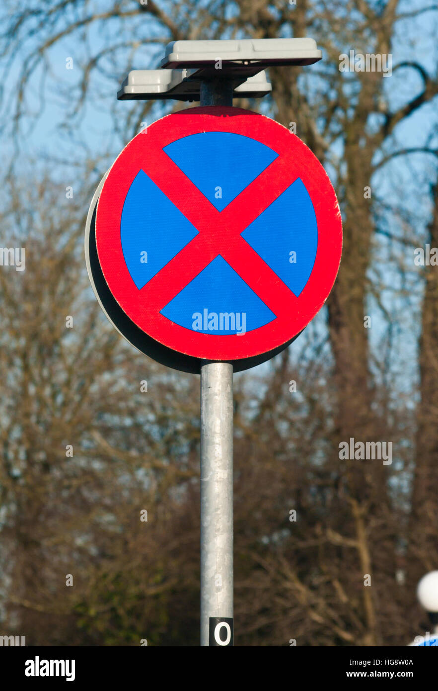 Kein Parkplatz UK Schild nicht mehr zu stoppen Stockfoto
