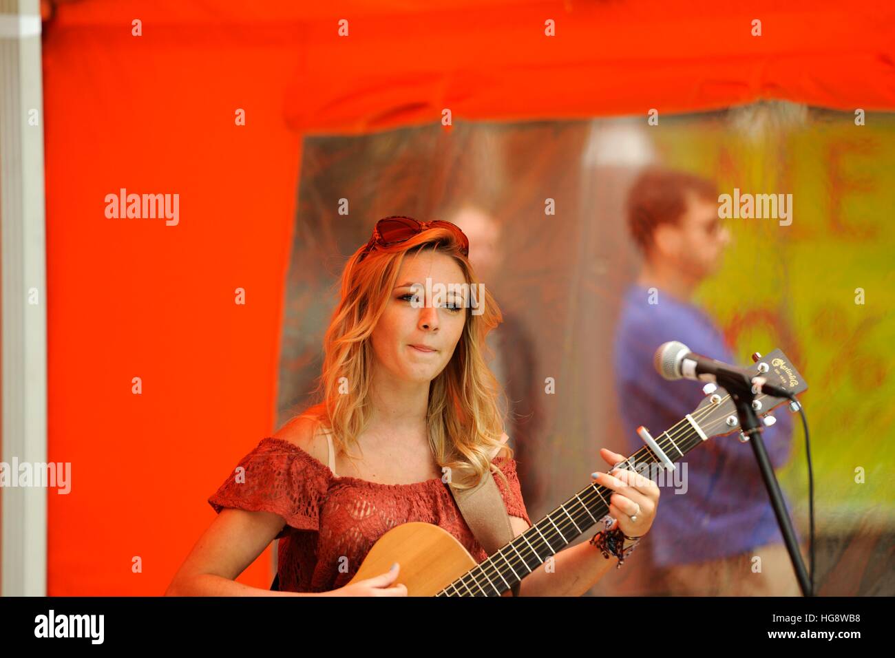 Junge Sängerin auf der Bühne Straßenbahnlinien Fringe Festival, The Moor Sheffield 2014 Stockfoto