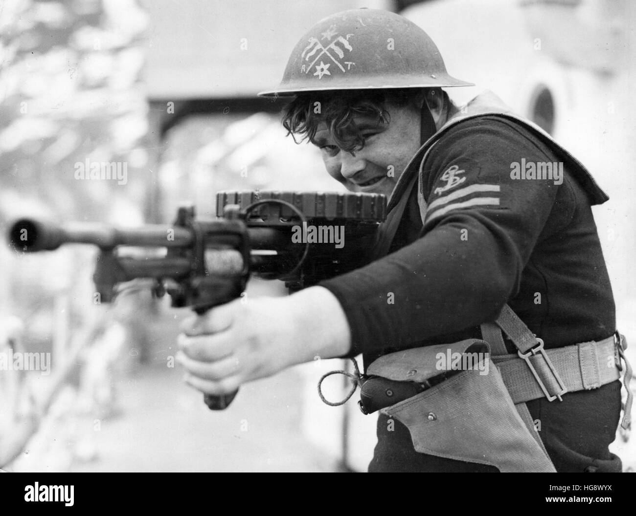 Royal Navy. Ein Seemann von einem Enterkommando trägt eine Maschinengewehr Stockfoto