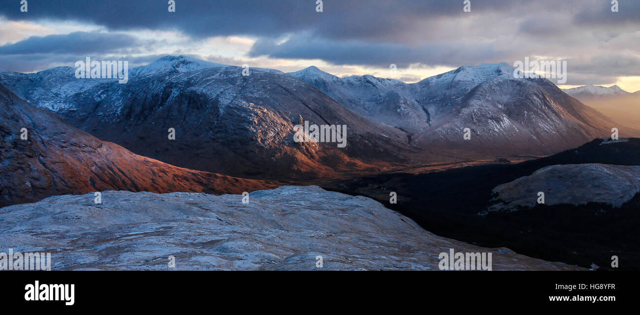 Dramatisches Licht am Abend, das über die Berge Ben Starav und Beinn Chaorach über Glen Etive rast, von Beinn Maol Chaluim, Argyll, Schottland, Großbritannien aus gesehen Stockfoto