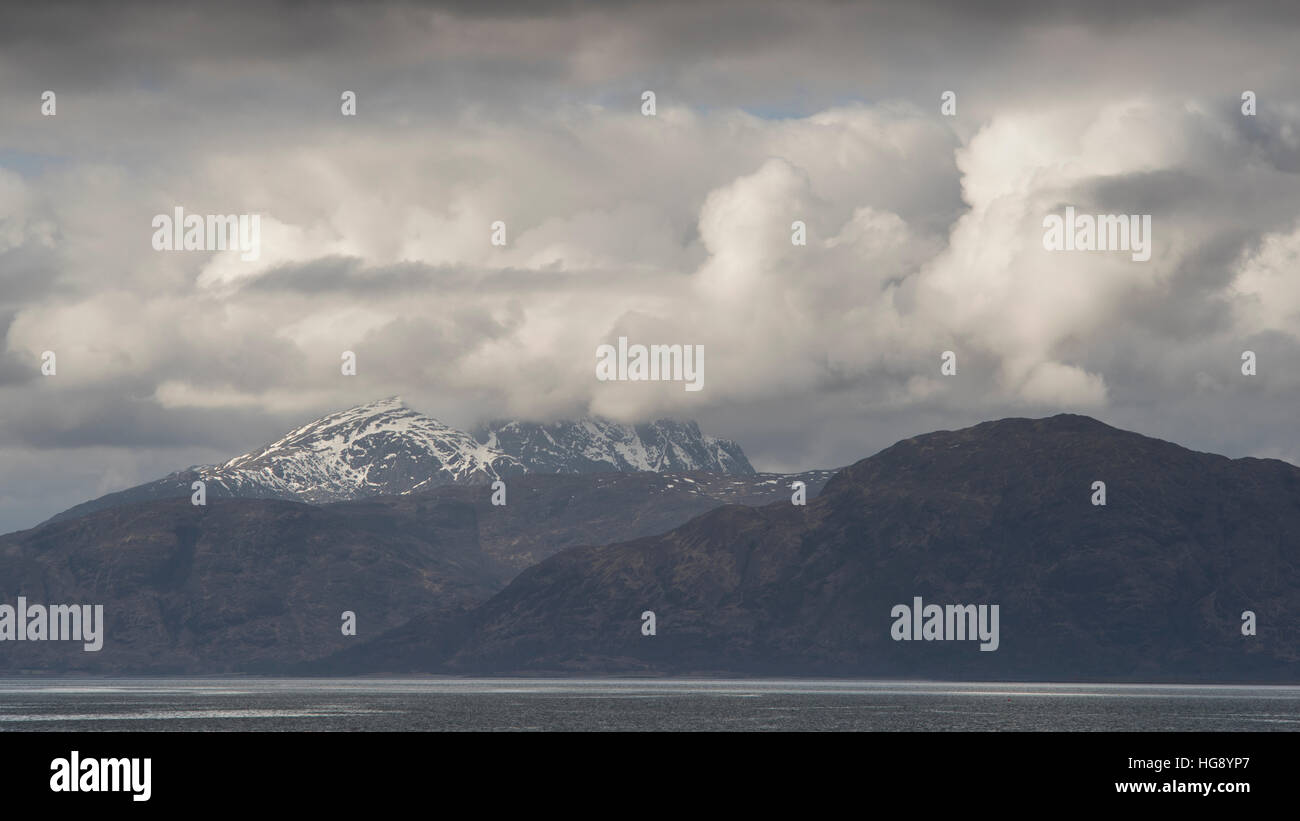 Garbh Bheinn, ein Berg im Ardgour, über Loch Linnhe von Kinlochleven, Schottland, UK gesehen. Stockfoto