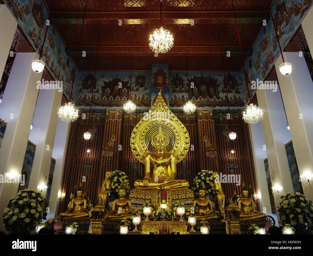 Der größte Buddha-Statue im Gebet Hall des Wat Chana Songkram. Stockfoto