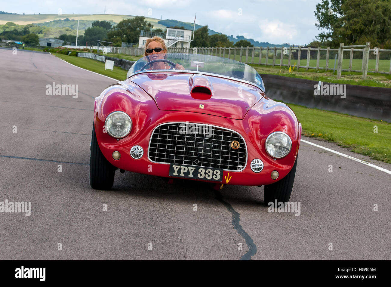 Sally Mason-Styrron, Fahrt ihr 1950 Ferrari 166 Barchetta rund um die Rennstrecke in Goodwood Stockfoto