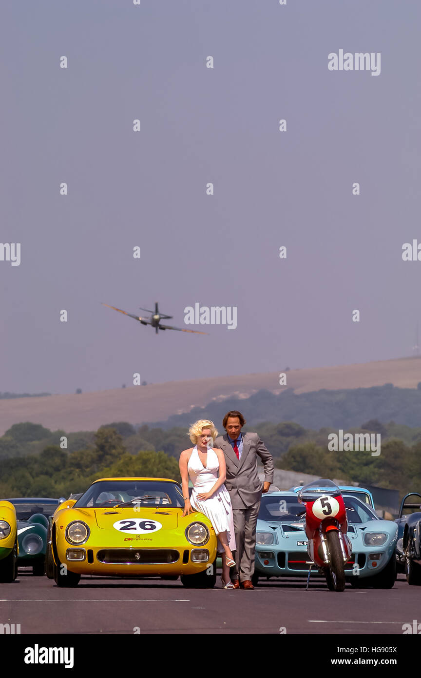 Goodwood Revival Pressetag: Eine Vintage Spitfire Tiefflug über Herrn März und ein Marilyn Monroe-Doppelgänger Stockfoto