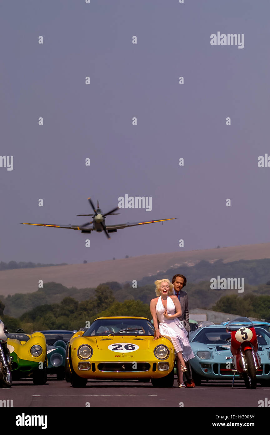 Goodwood Revival Pressetag: Eine Vintage Spitfire Tiefflug über Herrn März und ein Marilyn Monroe-Doppelgänger Stockfoto