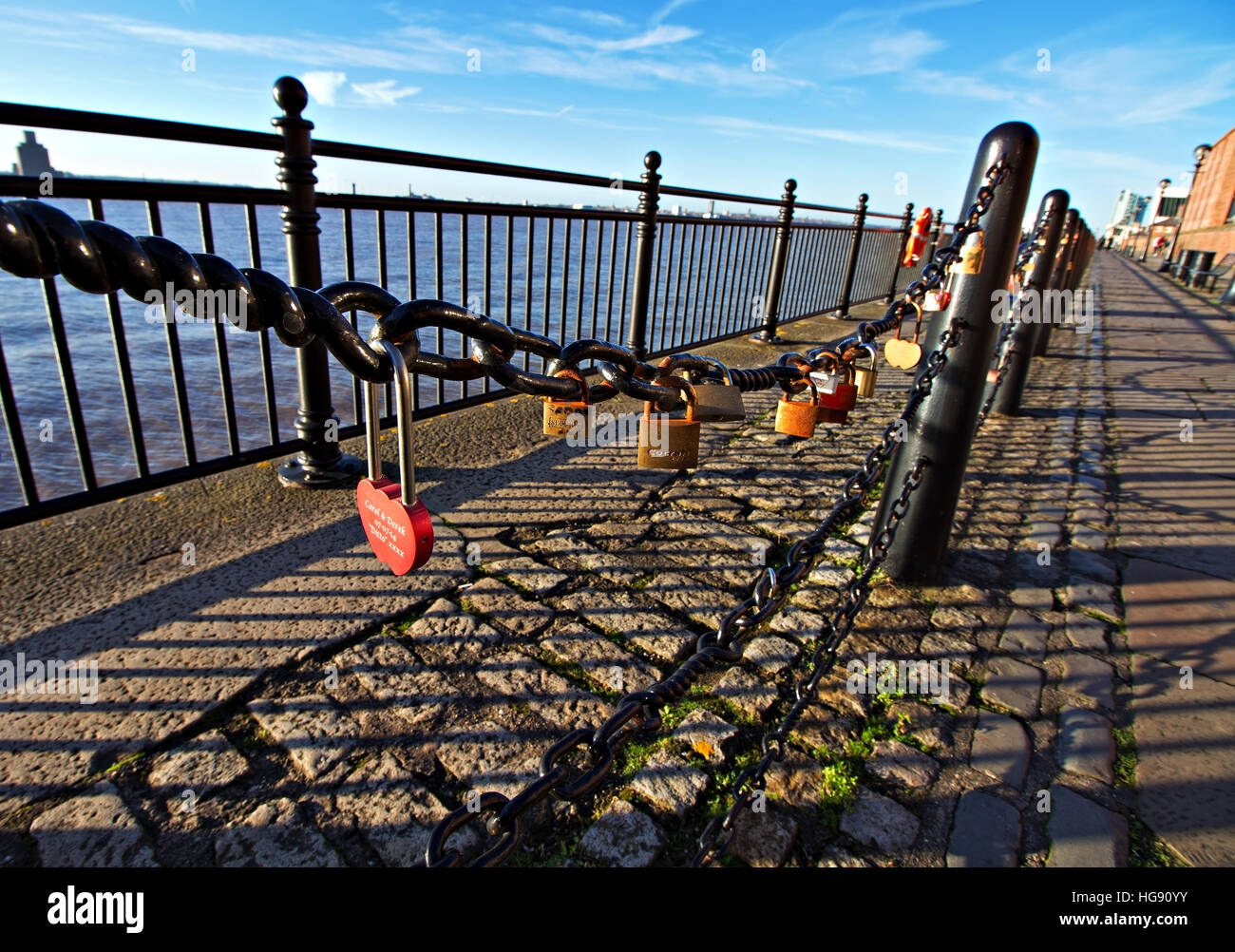 Liebesschlösser am Geländer am Fluss Mersey Wasser Stockfoto