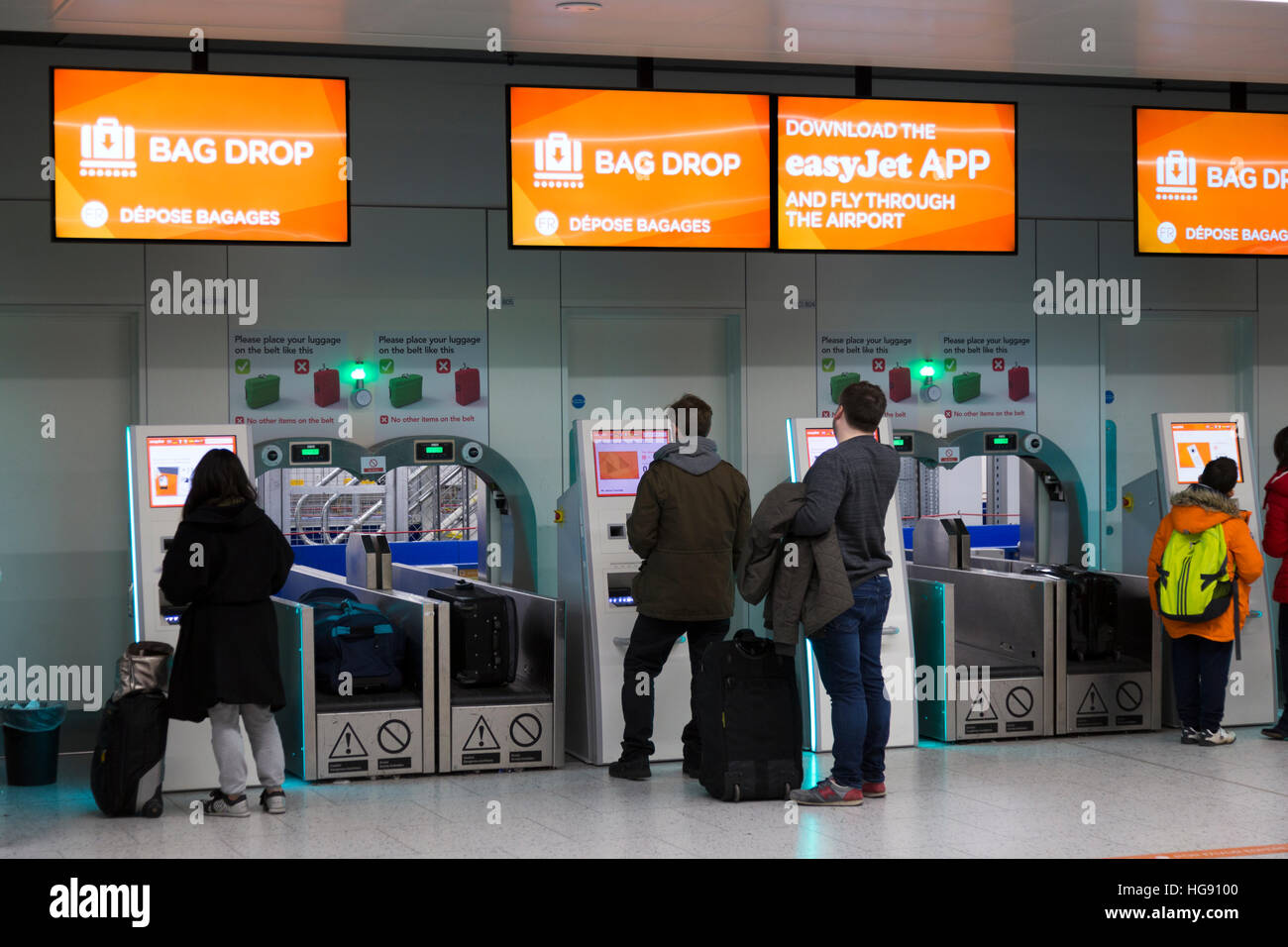 EasyJet Tasche Drop Passagiergepäck Drop off Punkt für Gepäck einchecken um Halt auf Flug eingecheckt werden. Flughafen Gatwick UK Stockfoto