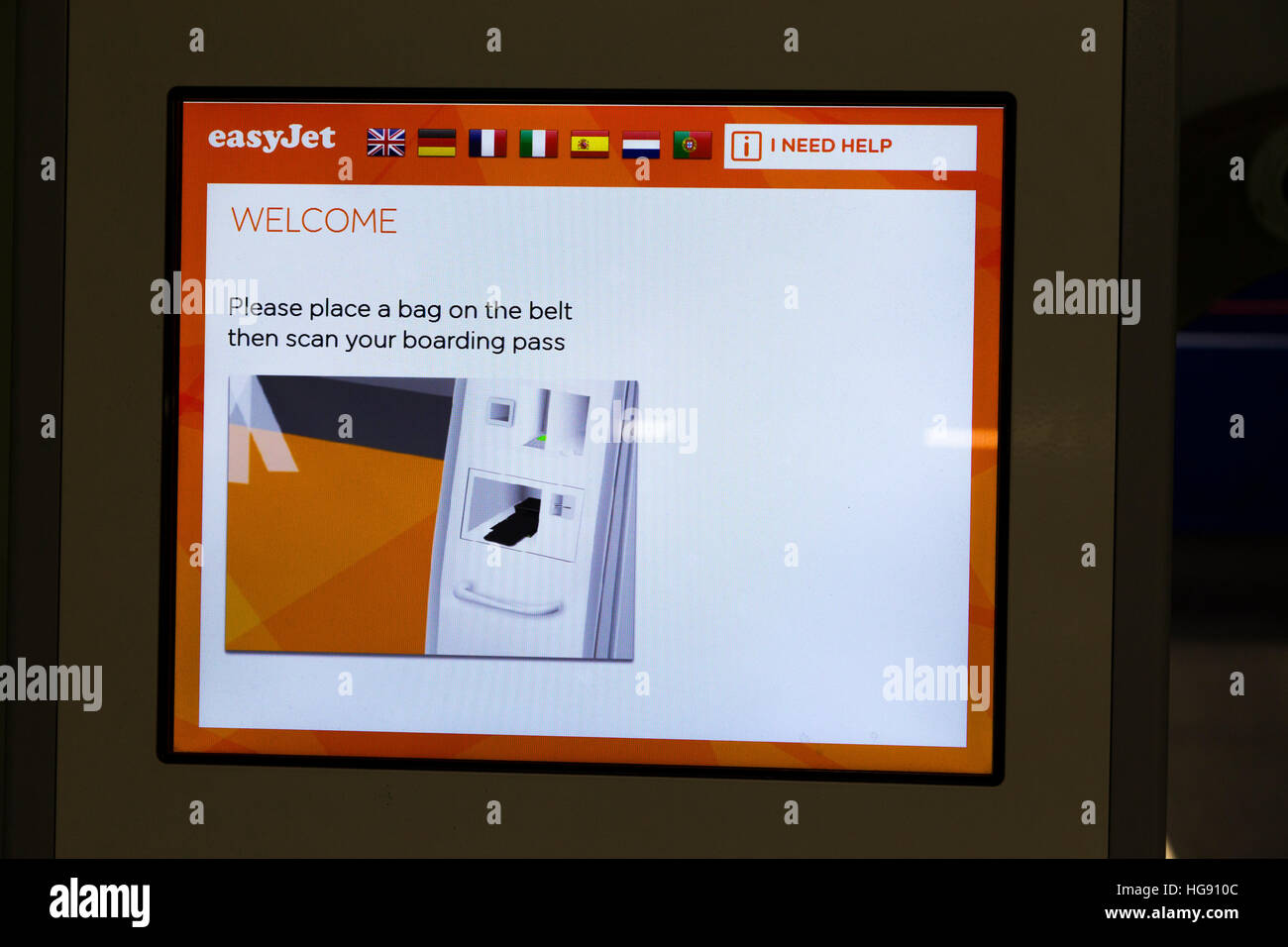 Flughafen willkommen TV Bildschirm Display wiegen skalieren / skaliert Passagiergepäck Taschen wiegen / Gepäck Gewicht Flugzeug eingecheckt zu halten Stockfoto