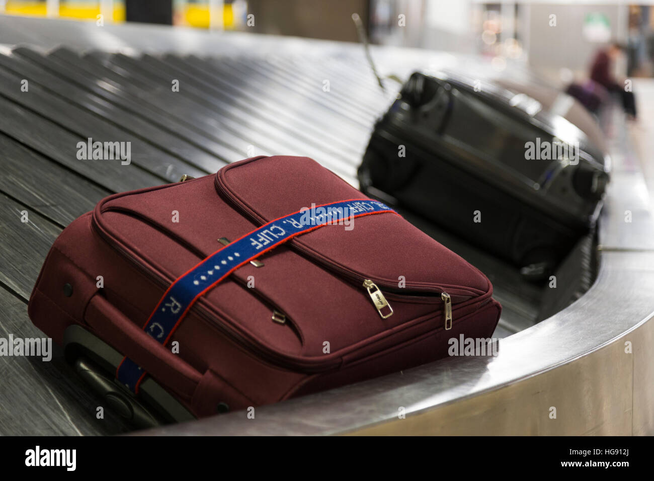 Fällen / case / Gepäck / Taschen / Beutel auf Rückforderung Karussell  Koffergurt am Flughafen Genf / Genève Aéroport. Schweiz Stockfotografie -  Alamy