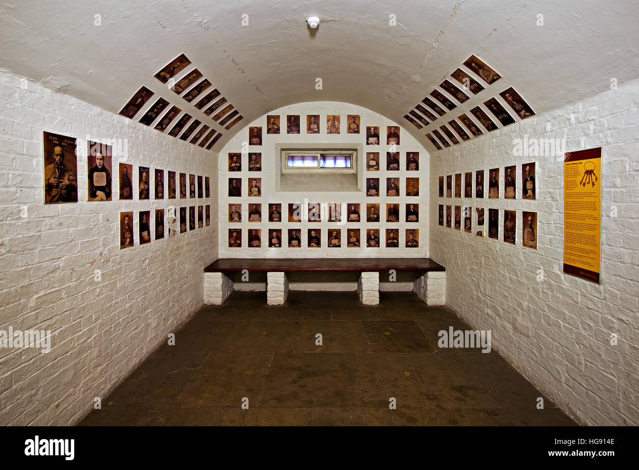 Fahndungsfotos der Gefangenen auf die Zellwand innen St Georges Hall Liverpool Stockfoto