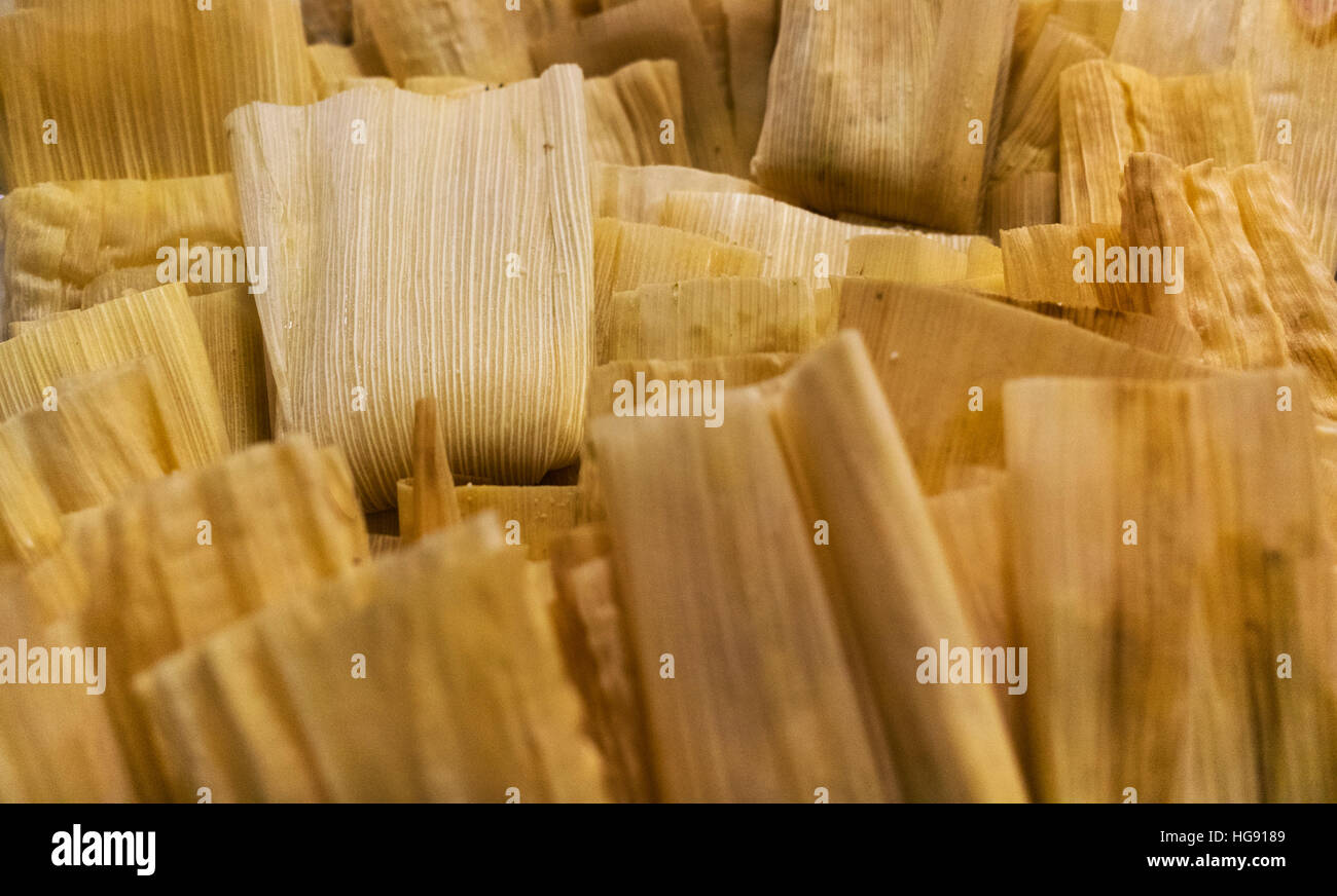 Mexikanische Tamales. Hintergrund Haufen frischer Tamales. Stockfoto