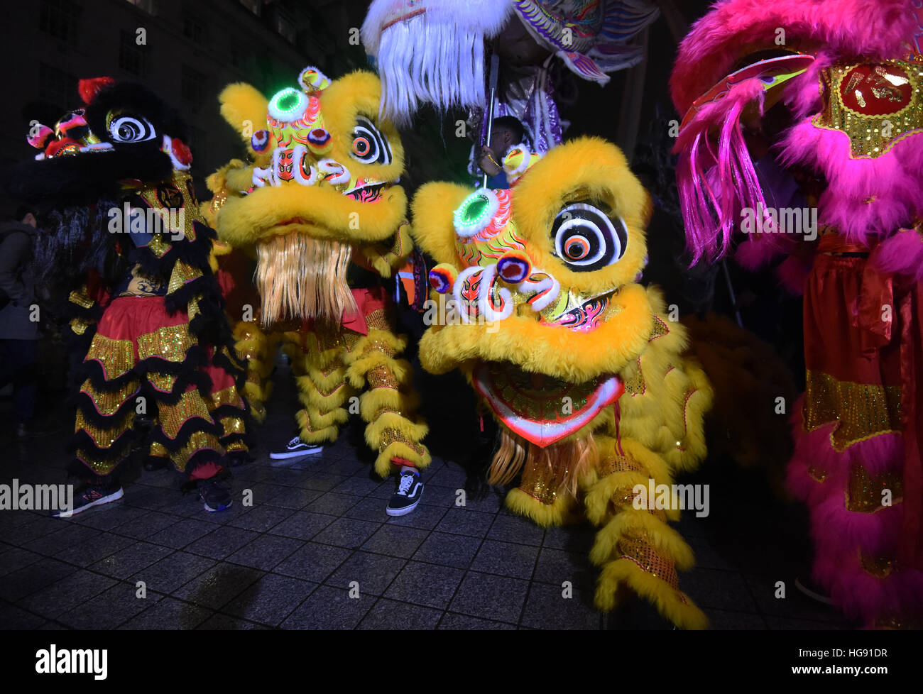 Man tanzt in chinesischer Drache Kostüme während der Einführung des Londoner Chinesisch 2017 Neujahrsfest am London Eye. Stockfoto