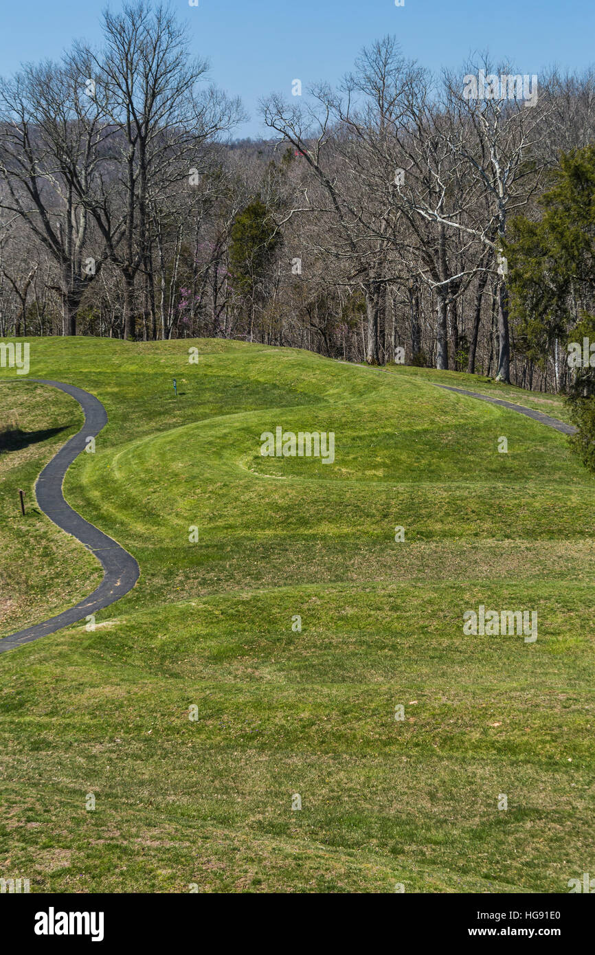 Die große Serpent Mound nebeneinander stehenden etwa ¼ Meile über die Landschaft bei Serpent Mound State Memorial im Adams County, Ohio, USA Stockfoto