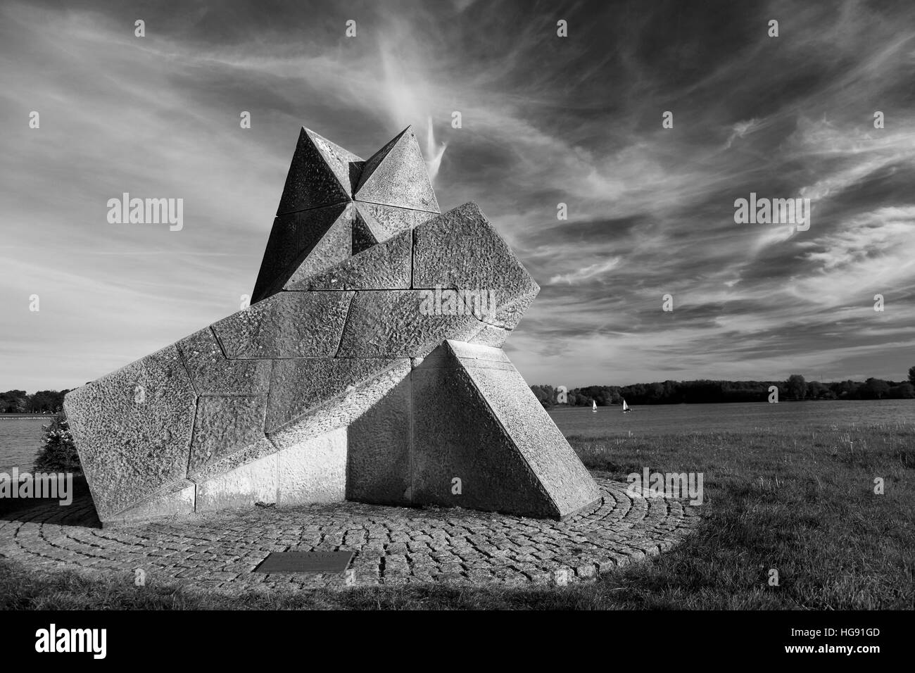 Sommer, Juni, Juli, Sommer, Sonnenuntergang Pyramide Skulptur, Fähre Wiesen, Peterborough, Cambridgeshire, England, Vereinigtes Königreich Stockfoto
