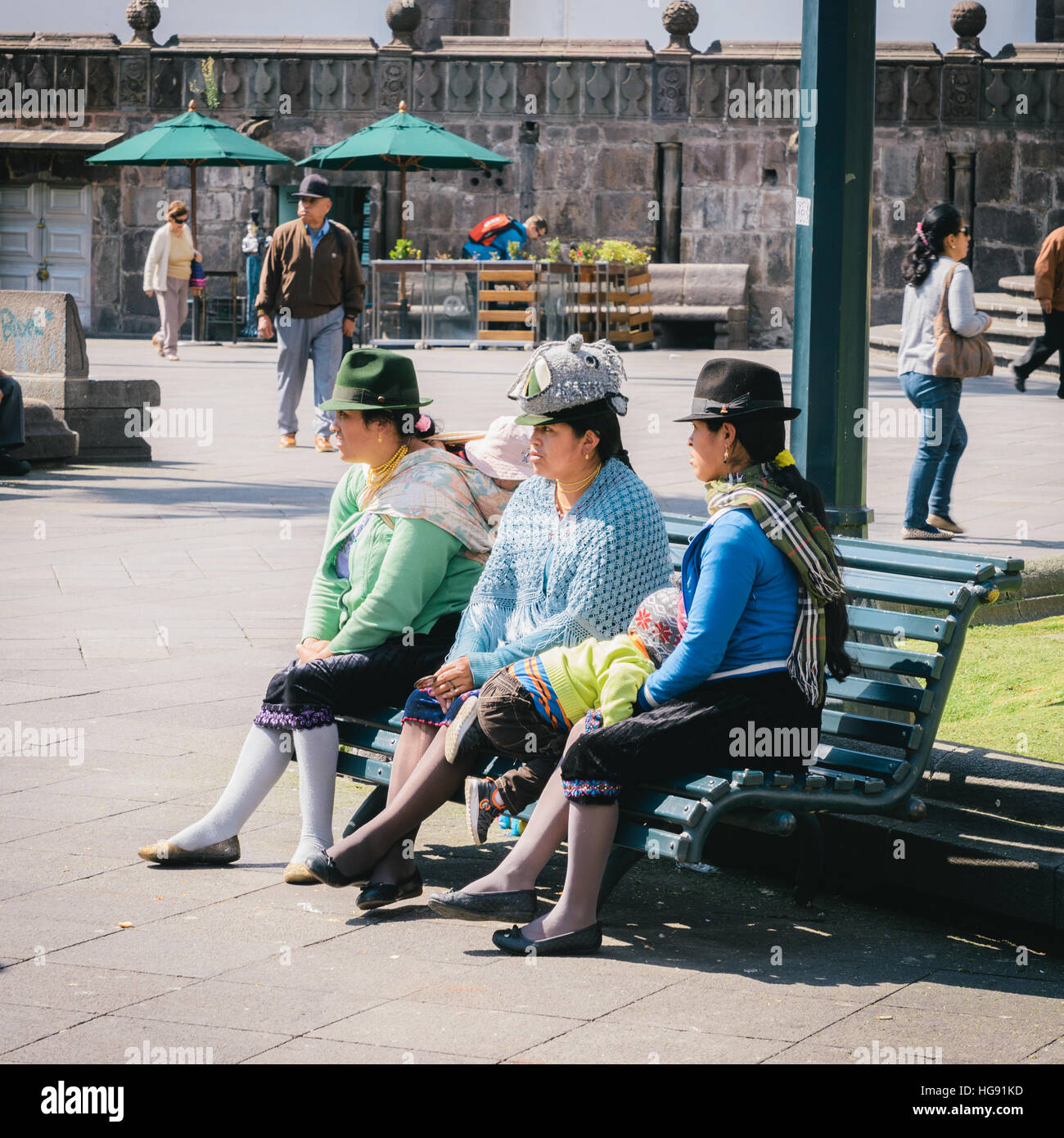 Anden indigene Frau Verkauf von Textilien in Inca Brauchtum in Quito, Ecuador Stockfoto
