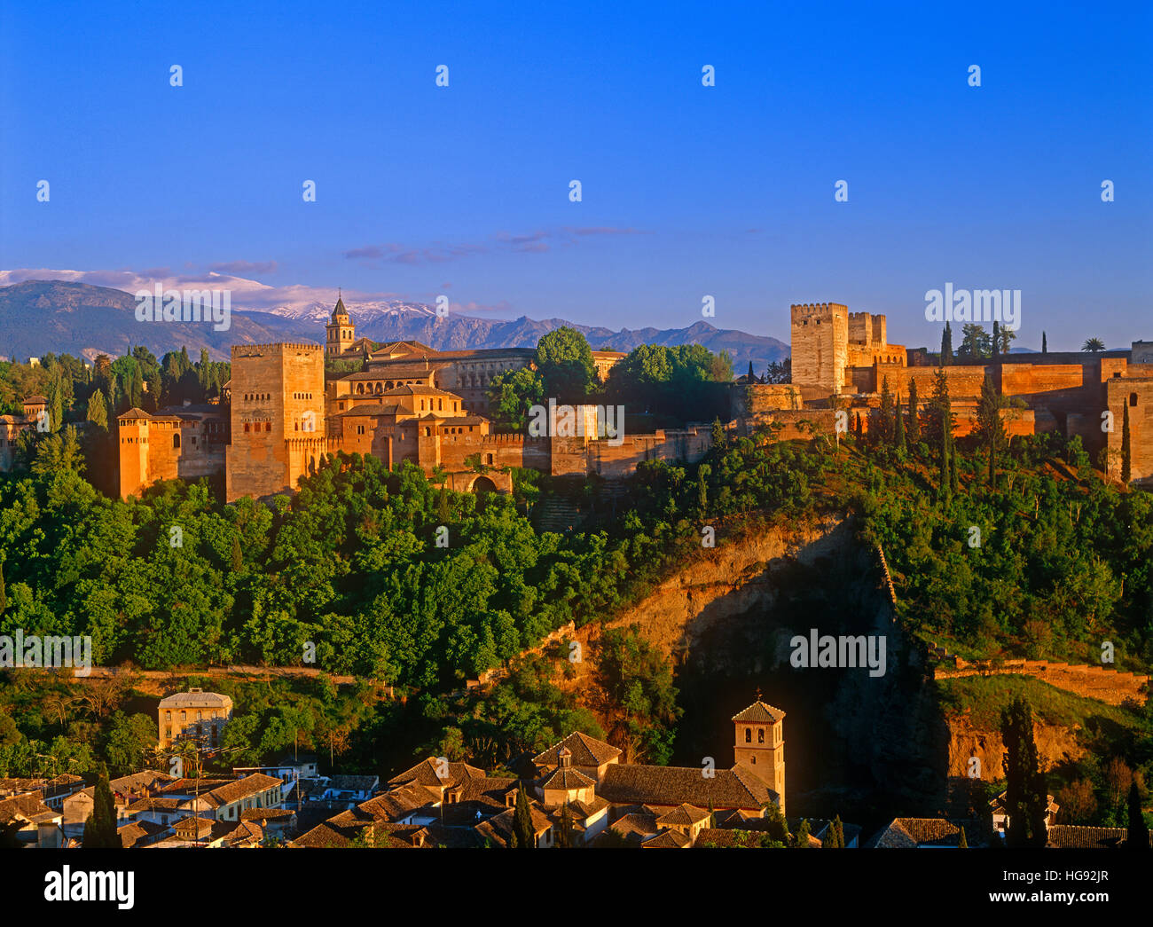 Alhambra und der Sierra Nevada, Granada, Andalusien, Spanien. Stockfoto