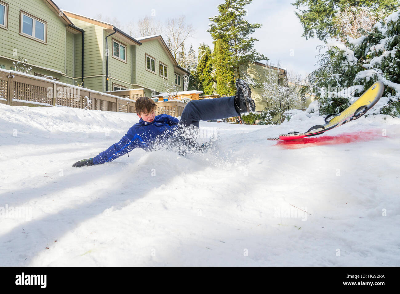 Junge hat Spaß im Schnee, Stockfoto