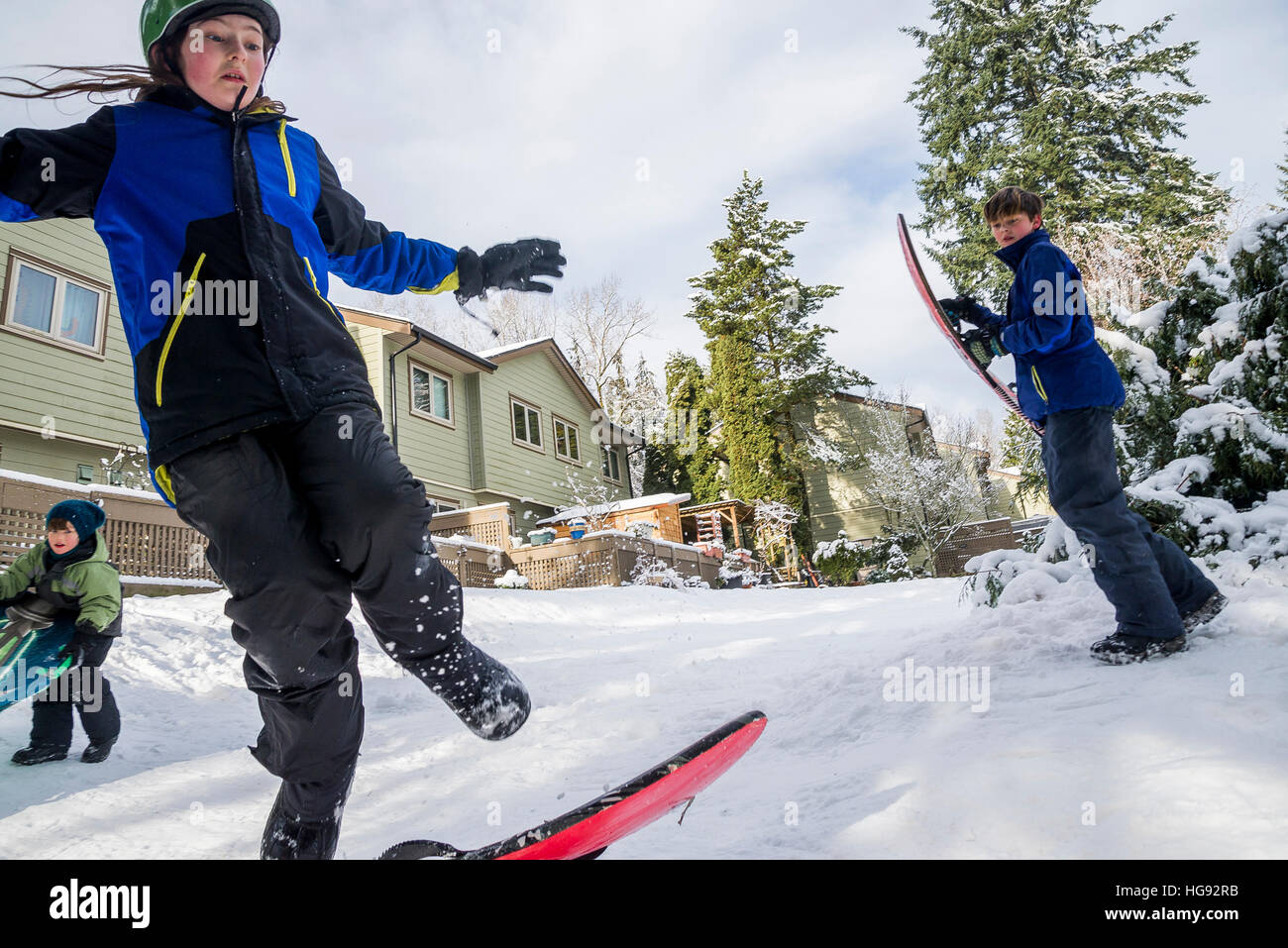 Kinder haben Spaß im Schnee, Burnaby, British Columbia, Kanada. Stockfoto