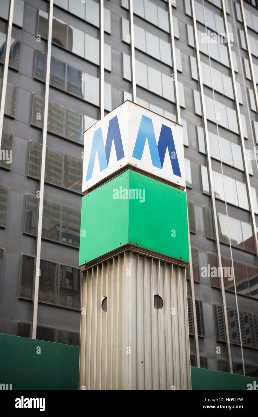 Ein metropolitan Transit Authority Schild einer u-Bahnstation in New York City. Stockfoto