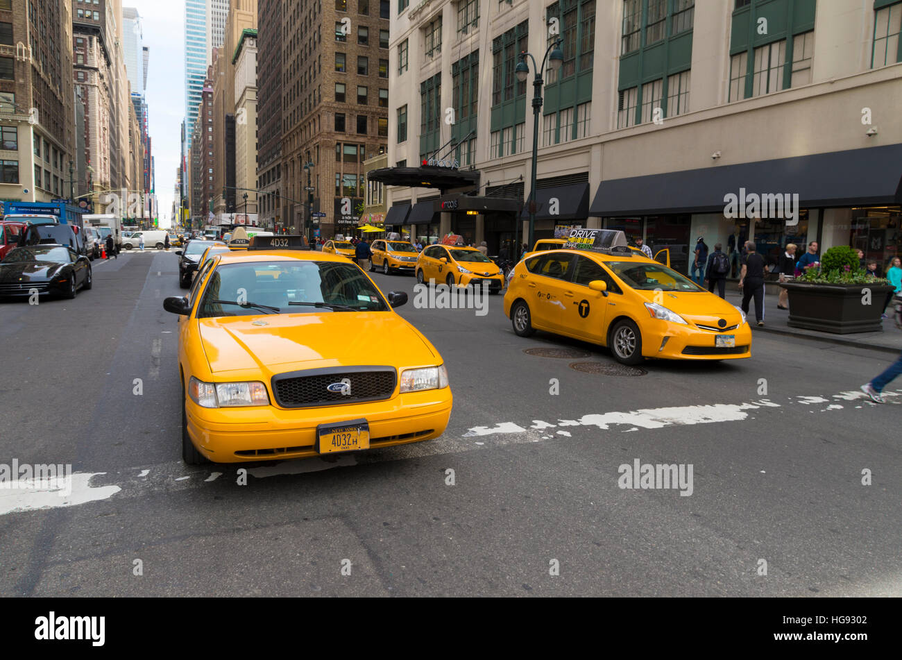 NEW YORK - 28. April 2016: In der Regel gelb Medaillon Taxis vor Kaufhaus Macy's. Sie sind weithin anerkannten Symbole der Stadt und der c Stockfoto