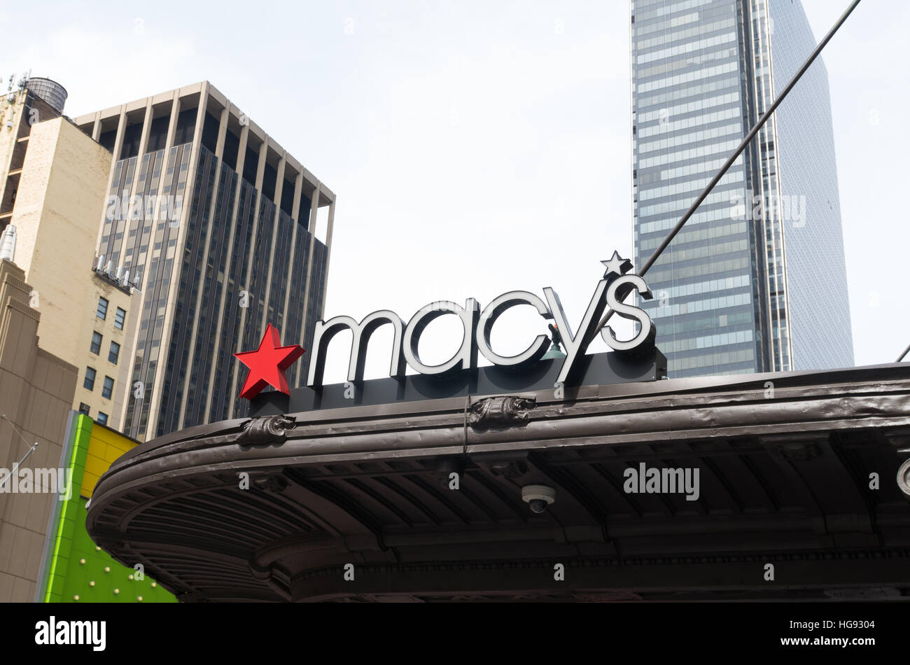 NEW YORK - 28. April 2016: Macys am Herald Square in Manhattan. Es ist das Flaggschiff der Kaufhäuser Macys mit 2,2 Millionen Quadratfuß Einzelhandel sp Stockfoto