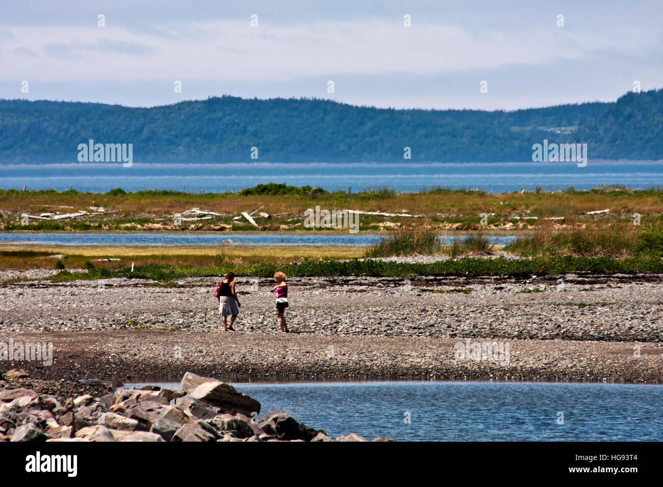 Gilberts Cove Leuchtturm, Digby, Grafschaft von Digby Nova Scotia, Kanada. Str. Marys Bay, Digby Neck, Spaziergänger am Strand Stockfoto