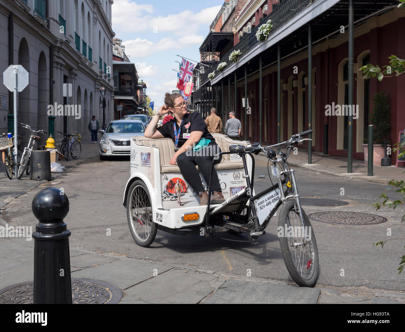 Ein Rikscha-Fahrer wartet auf Kunden in der Nähe von Jackson Square, New Orleans Stockfoto