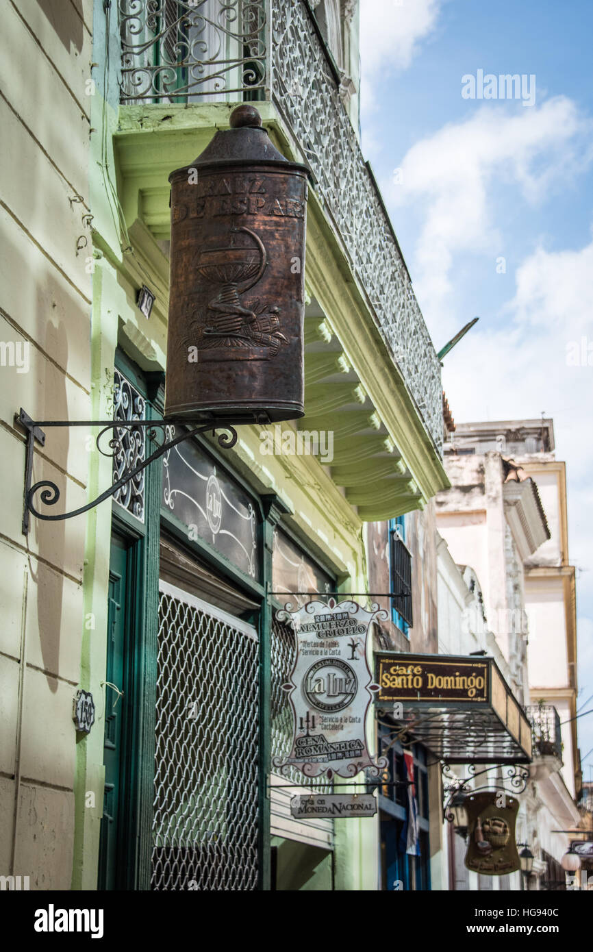 Straßenschilder, Apotheke, Alt-Havanna, Kuba Stockfoto