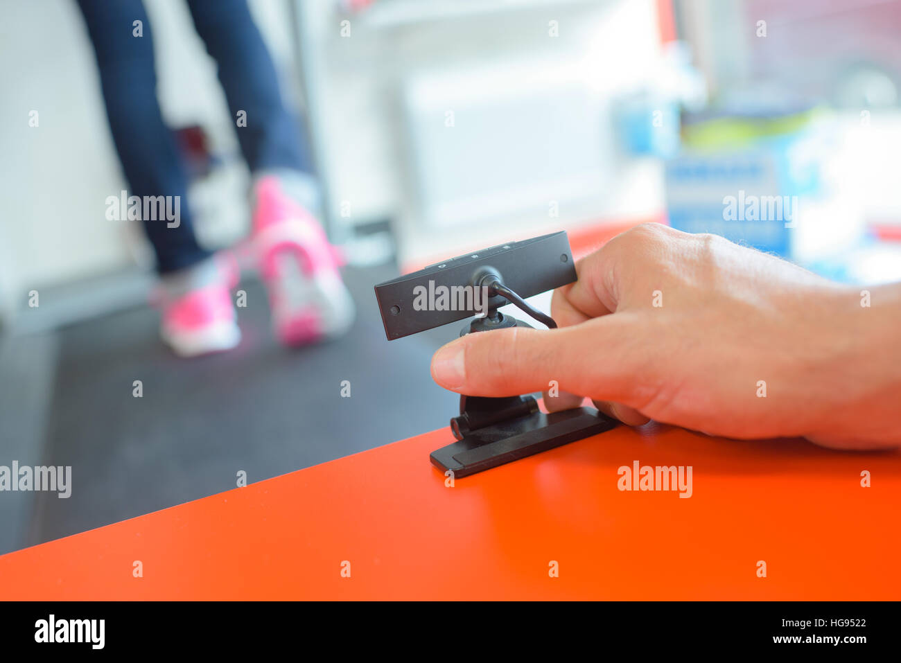 Hand die Einrichtung entwickeln um sportliche Aktivität aufzeichnen Stockfoto
