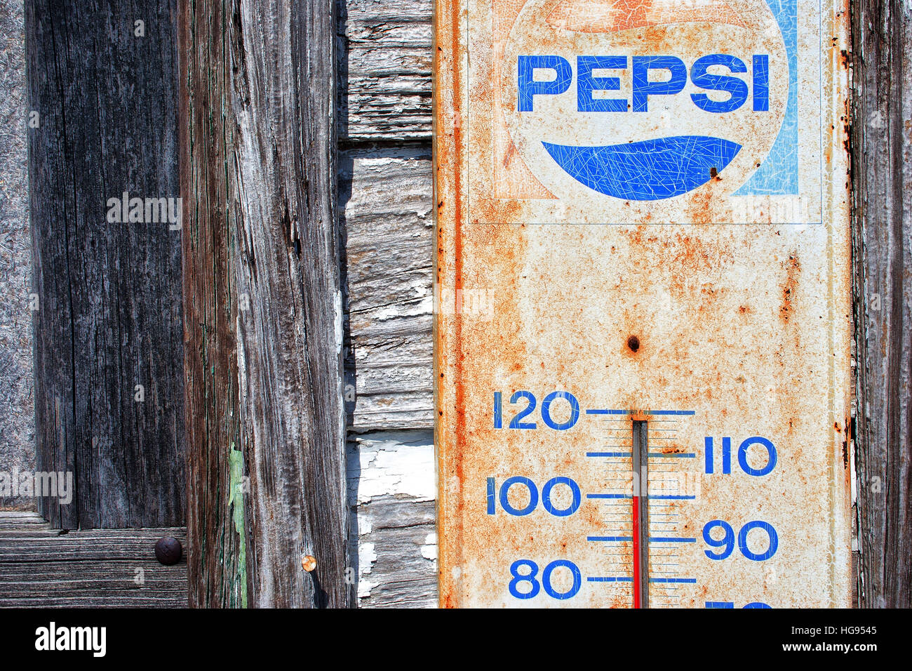 Antik, retro Pepsi Cola Wand Thermometer auf verwittertem Holz Stockfoto
