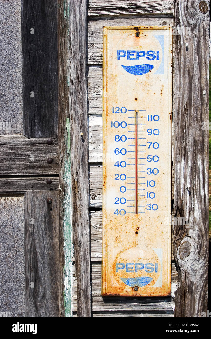 Antik, retro Pepsi Cola Wand Thermometer auf verwittertem Holz Stockfoto