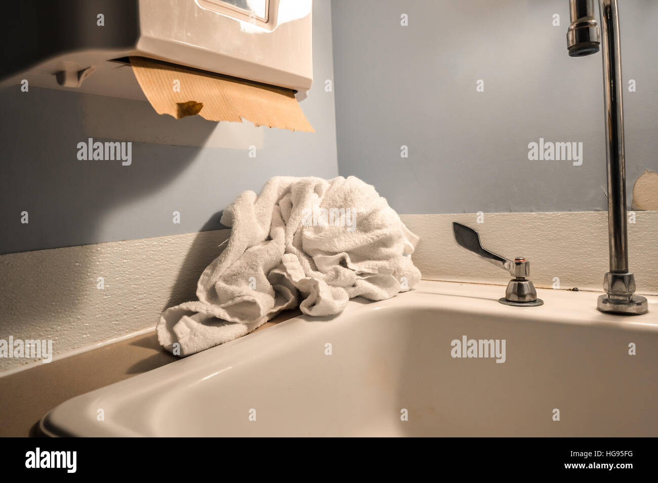 Alten saubere öffentliche Krankenhaus Bad mit Handtuch und Papier-Handtuch-Spender Stockfoto