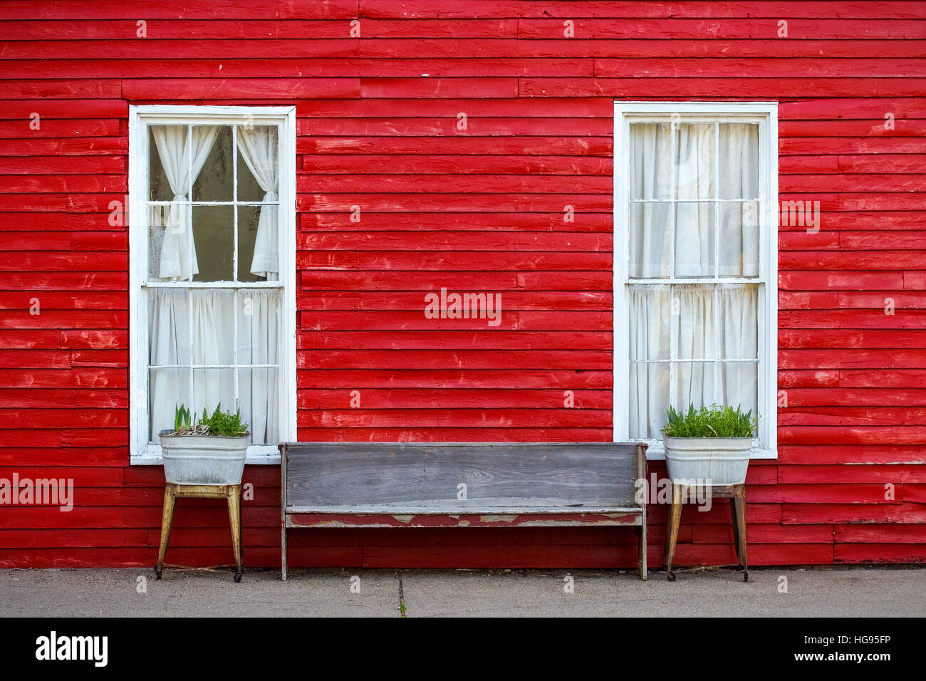 Rote äußere Schindeln Wand mit zwei symmetrischen Fenstern Stockfoto