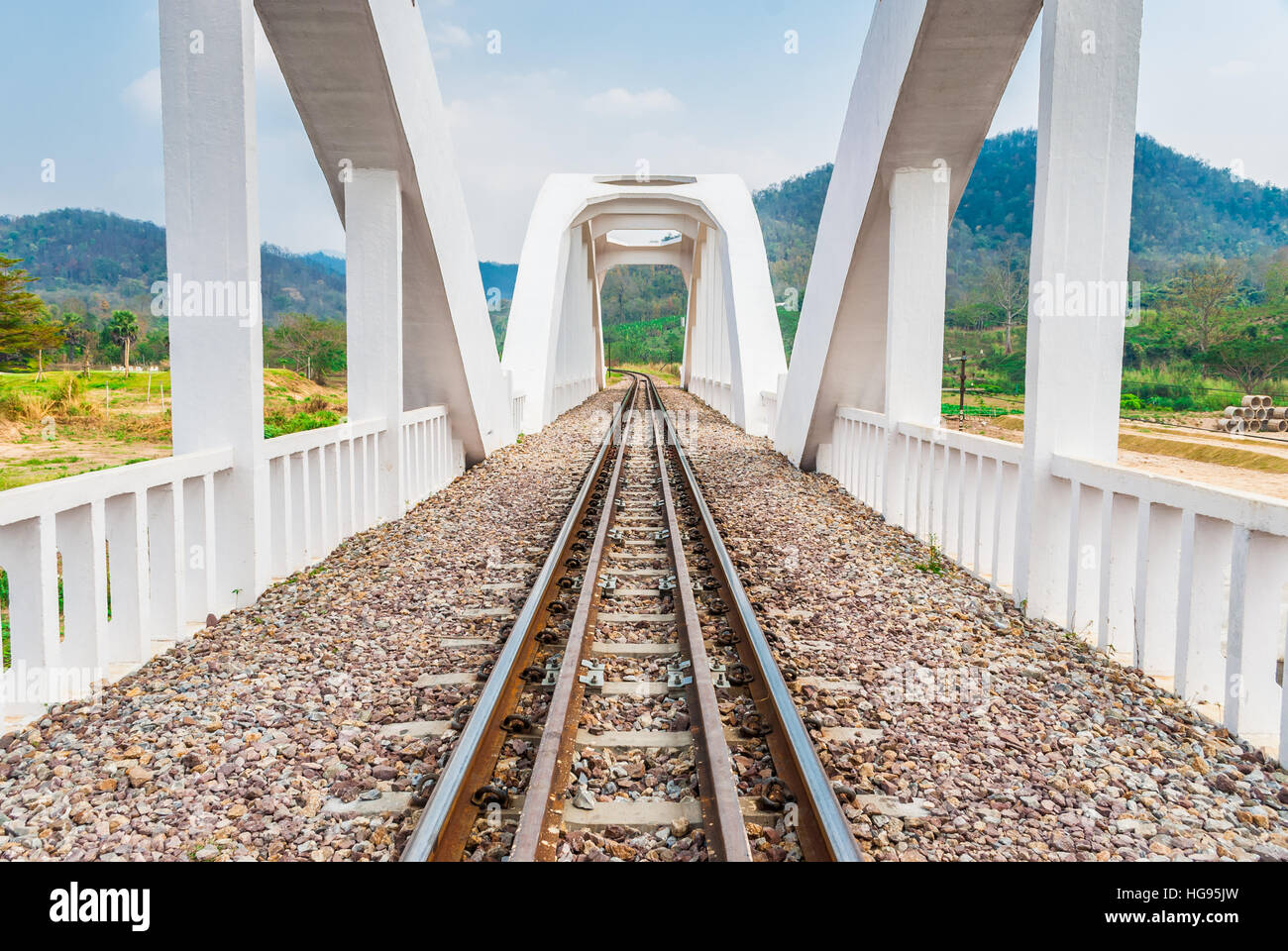 Sehen durch die weißen Beton-Eisenbahnbrücke Stockfoto