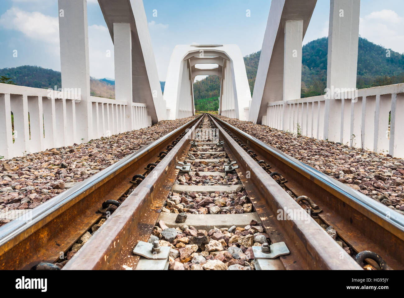 Sehen durch die weißen Beton Eisenbahnbrücke [niedrigen Winkel] Stockfoto