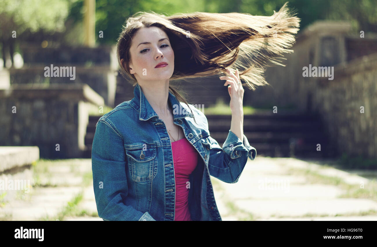 Junges Mädchen mit fliegenden Haare im Wind im Frühjahr. Vintage style, toning. Stockfoto