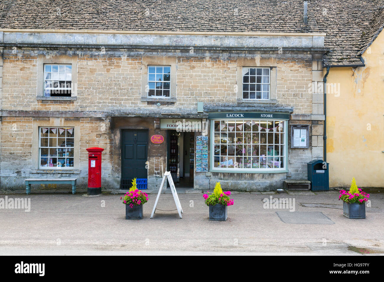 Der Dorfladen und Post im Dorf Lacock, Wiltshire, England, UK Stockfoto