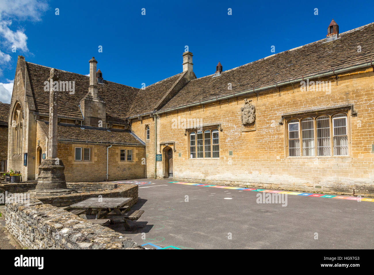 Das Dorf Kreuz und Grundschule in dem Dorf Lacock, Wiltshire, England, UK Stockfoto