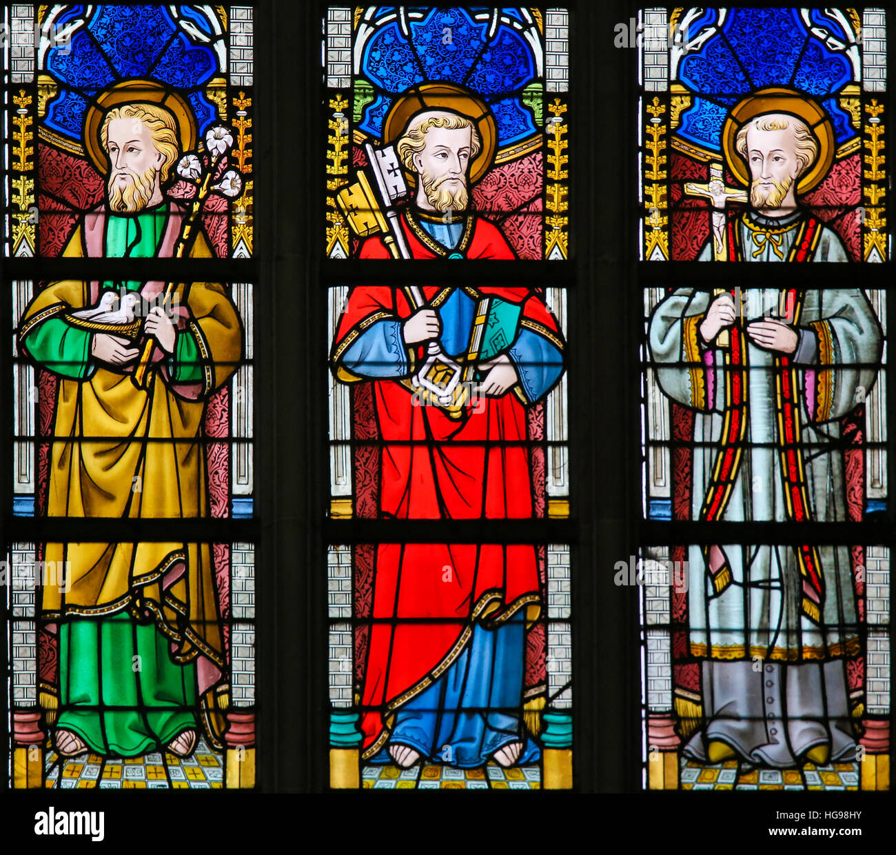 Glasmalerei-Fenster Darstellung Saint Joseph, St. Peter und St. Francis Xavier in der Kathedrale St. Bavo in Gent, Flandern, Belgien. Stockfoto