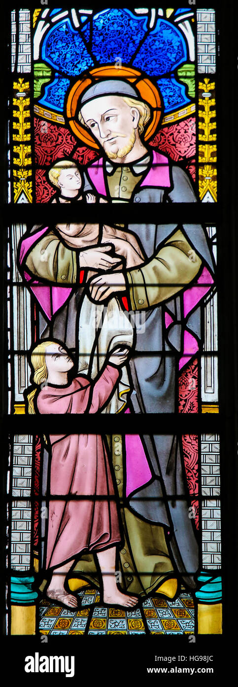 Glasmalerei-Fenster Darstellung Saint Vincent de Paul in der Kathedrale St. Bavo in Gent, Flandern, Belgien. Stockfoto