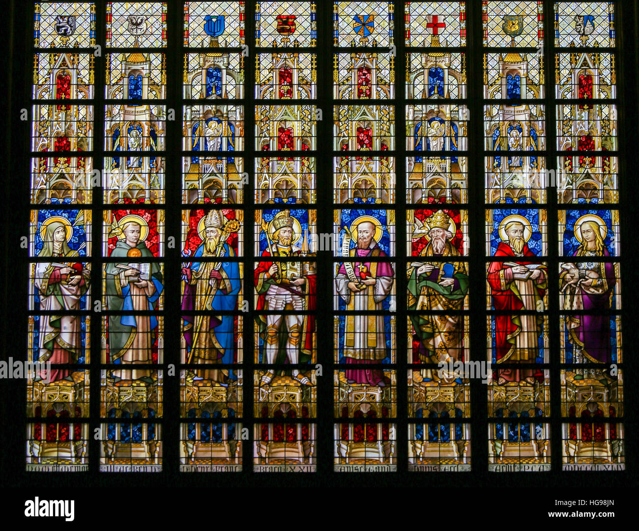 Glasmalerei-Fenster Darstellung katholischen Heiligen in der Kathedrale St. Bavo in Gent, Flandern, Belgien. Stockfoto